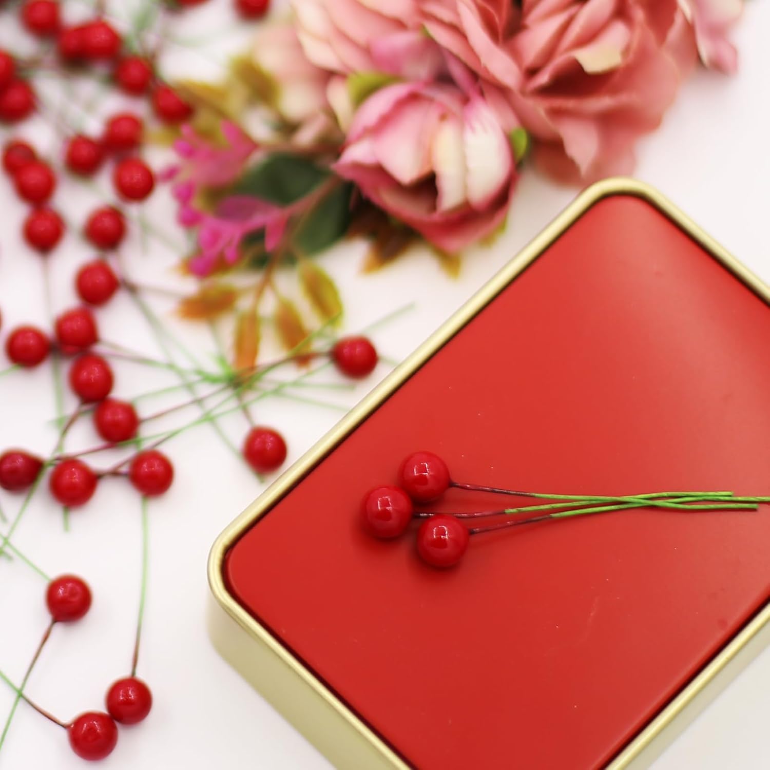 Tuxiaobu 300 Pcs Artificial Red Holly Berries